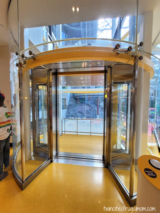 mm world glass elevator