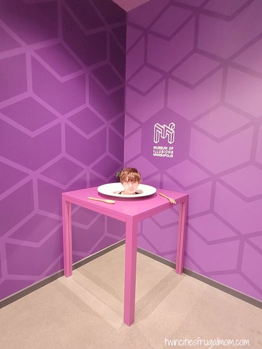 museum of illusions head platter