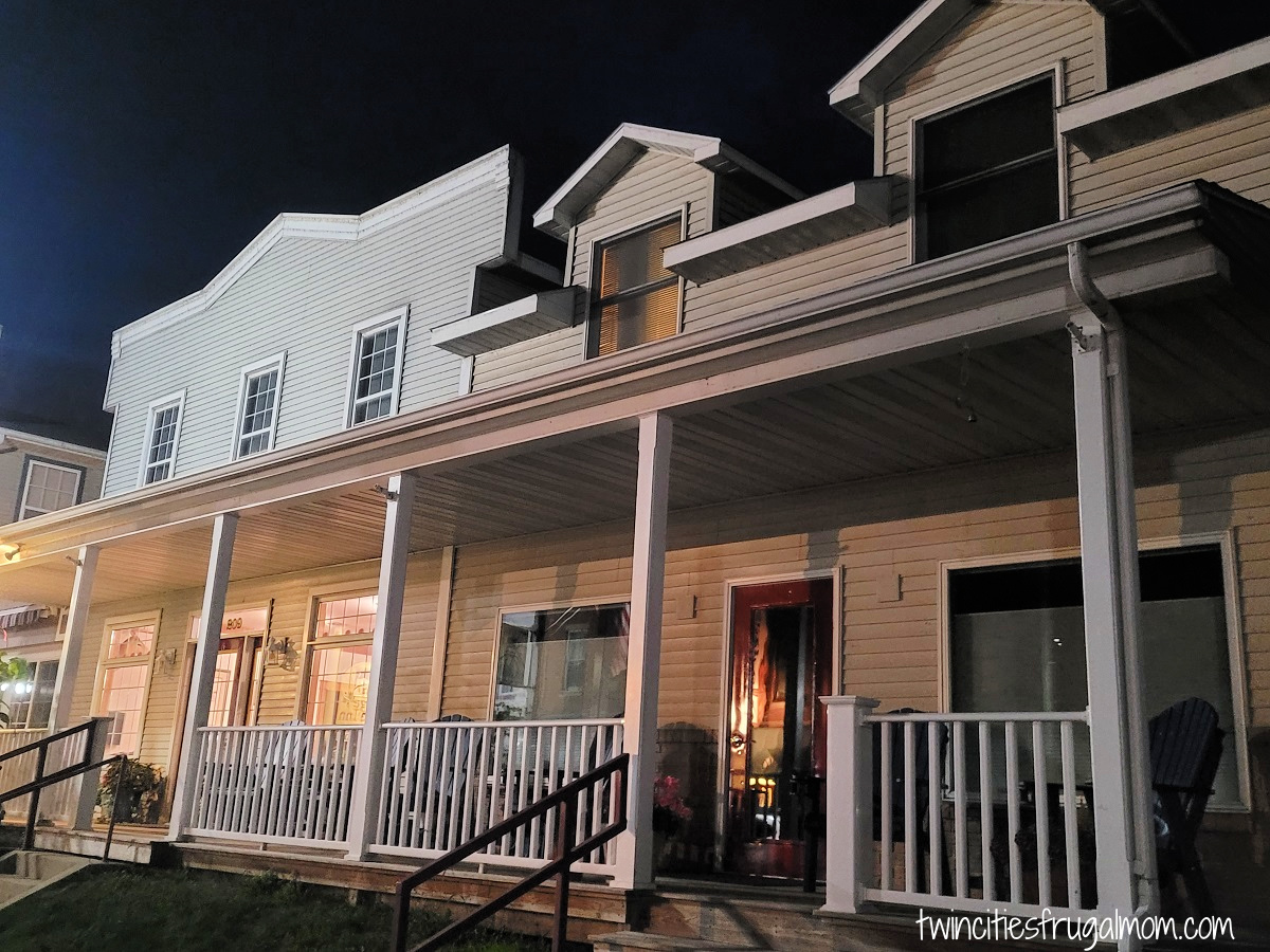 Cottage House Inn Night