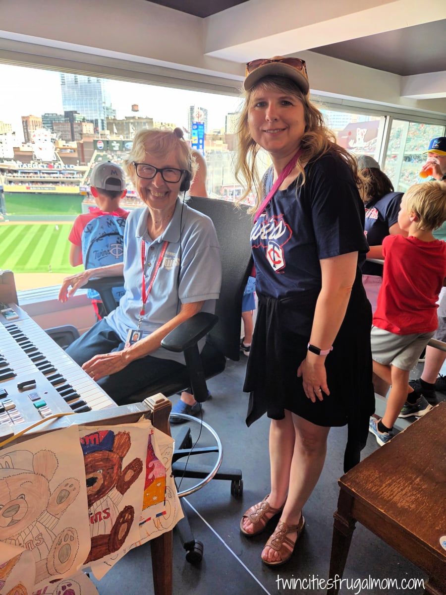 Twins Sue Nelson organist